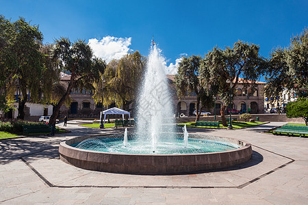 秘鲁库斯科旧金山广场上美丽的喷泉图片