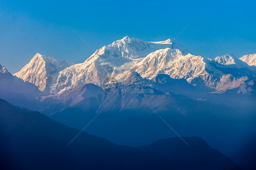 印度锡金的Pelling附近可以看Kangchenjun康钦贡加世界上三高的山图片