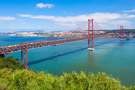 这座25deabril桥座桥梁,连接里斯本市里斯本蒂乔河左岸的阿尔马达市图片