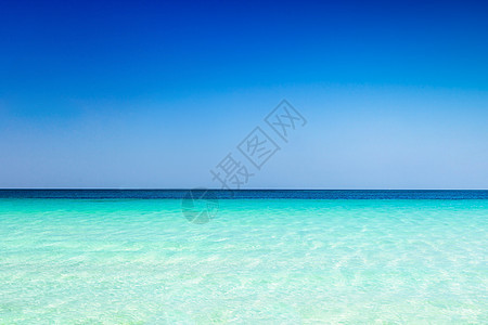 绿松石海水蓝天背景图片