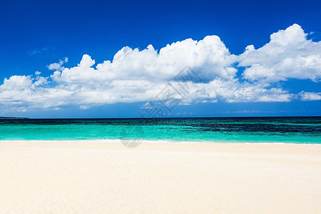 美丽的海滩上没人带着绿松石的水图片