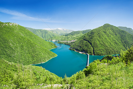 美丽的青山湖泊与戏剧的天空图片