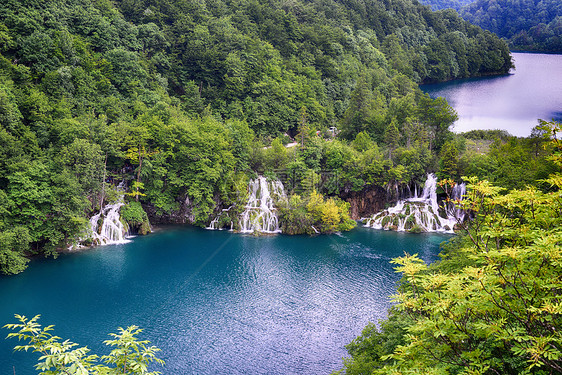 风景如画的湖森林里,高山上瀑布图片