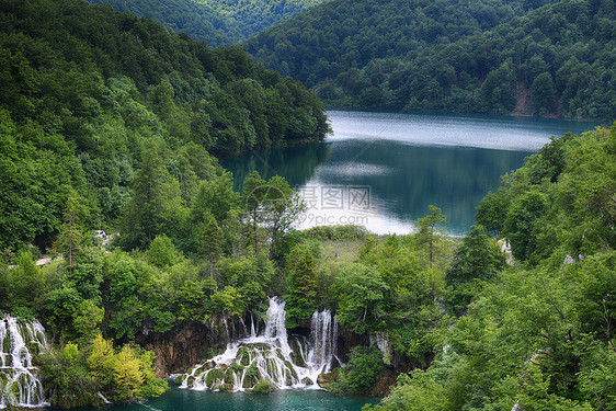 风景如画的湖森林里,高山上瀑布图片