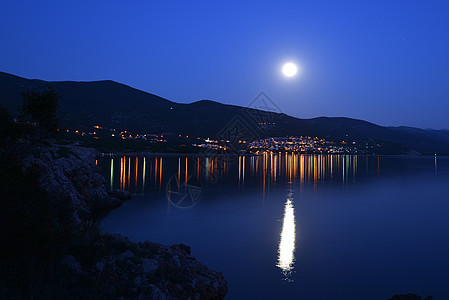 明月照亮海岸度假胜地之夜图片