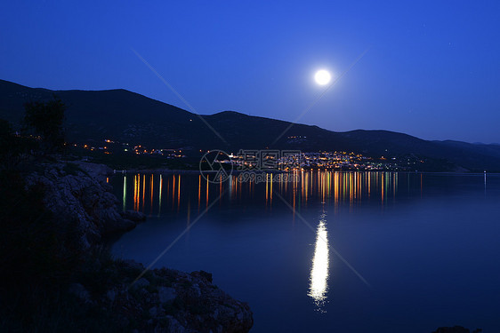 明月照亮海岸度假胜地之夜图片