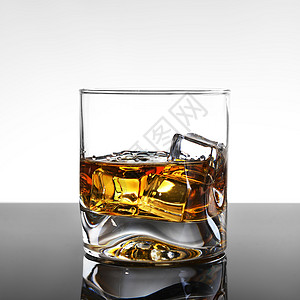 威士忌加冰璃加冰的威士忌高清图片
