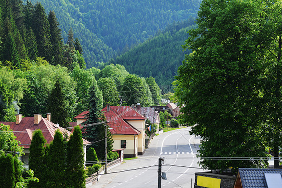 山景穿过小山村的路图片