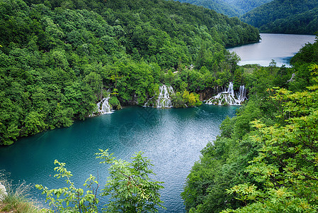 风景如画的湖森林里,高山上瀑布图片