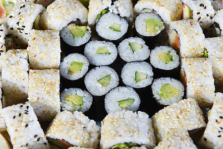 新鲜美味的传统日本寿司图片