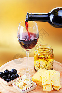 酒杯里的红酒,奶酪橄榄图片
