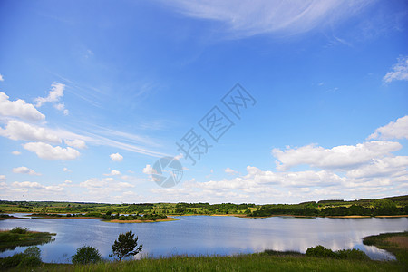 河流蓝天夏天的风景图片