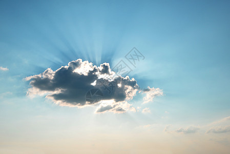 阳光冲破云层背景图片