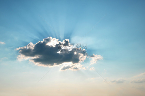 阳光冲破云层图片