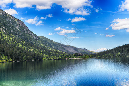 山脉的清澈湖泊图片