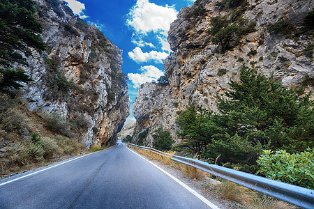 蜿蜒的道路蜿蜒穿过山图片