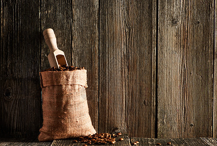 咖啡豆袋子木桌上图片