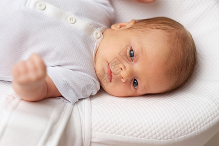 婴儿床拼接大床个月大的新生儿背景