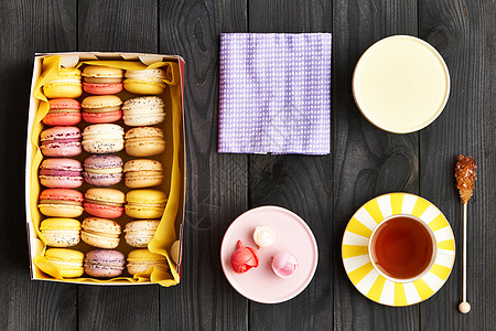 桌子上法国美味的甜点马卡龙图片