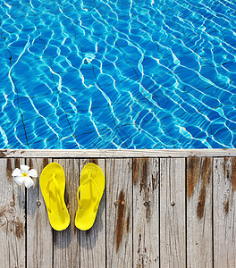 游泳池旁边的黄色拖鞋图片