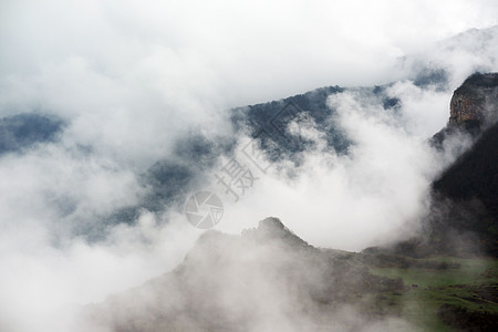 亚美尼亚的山脉被云层覆盖图片