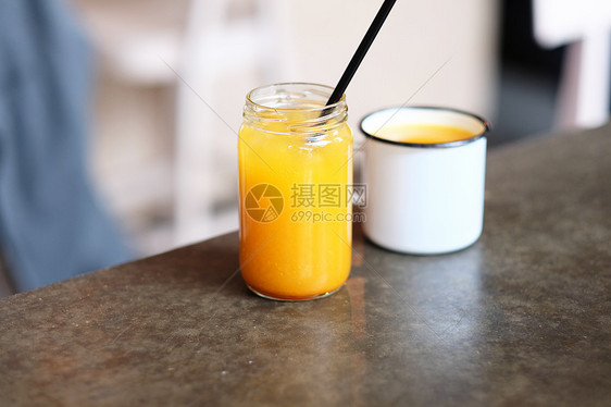 自制沙棘柠檬水罐子杯茶与浅深的田野图片