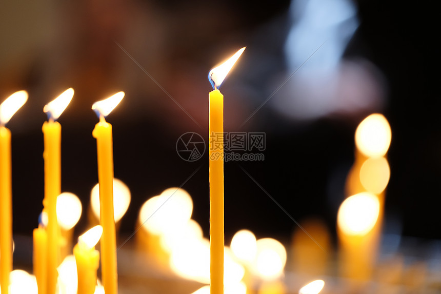 教堂里的蜡烛田野的浅深