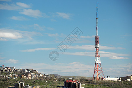 带天线塔的埃里温城市景观图片