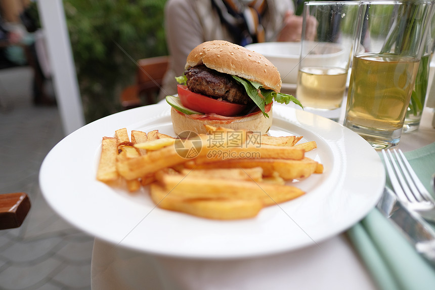 餐厅户外餐桌上的汉堡包薯条图片