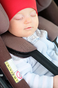六个月大的婴儿睡汽车座椅上图片