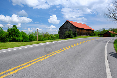 阳光明媚的夏天,宾夕法尼亚州高速公路附近的旧红色屋顶谷仓图片