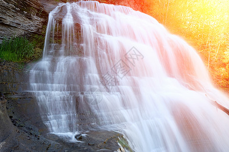 纽约伊萨卡附近罗伯特h特雷曼州立公园的瀑布高清图片