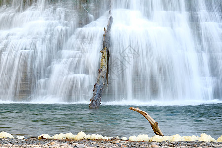 纽约伊萨卡附近罗伯特h特雷曼州立公园的瀑布图片