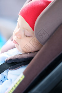 六个月大的婴儿睡汽车座椅上图片