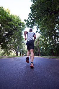 健康的运动员男子早上城市的空罗特慢跑图片
