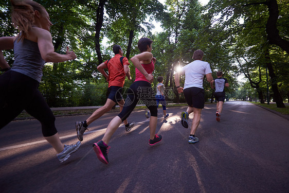 人们分慢跑,跑步者参加晨训图片