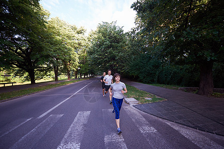 人们分慢跑,跑步者参加晨训图片