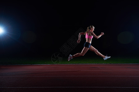 运动女子赛道上跑步图片