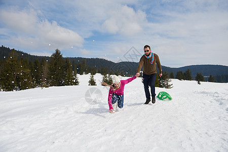 浪漫的冬天场景,快乐的轻夫妇冬季度假的新鲜节目上玩得很开心,山上的自然景观图片