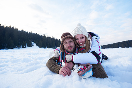 快乐的轻夫妇玩得开心,美丽的冬天穿着雪鞋户外散步健康运动放松图片