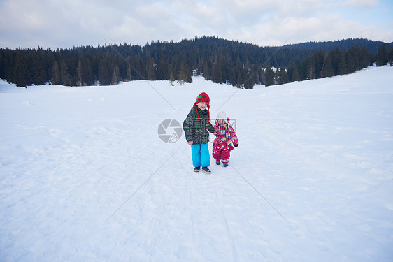 孩子们森林里寒假雪地上散步快乐的孩子们体户外玩得很开心图片