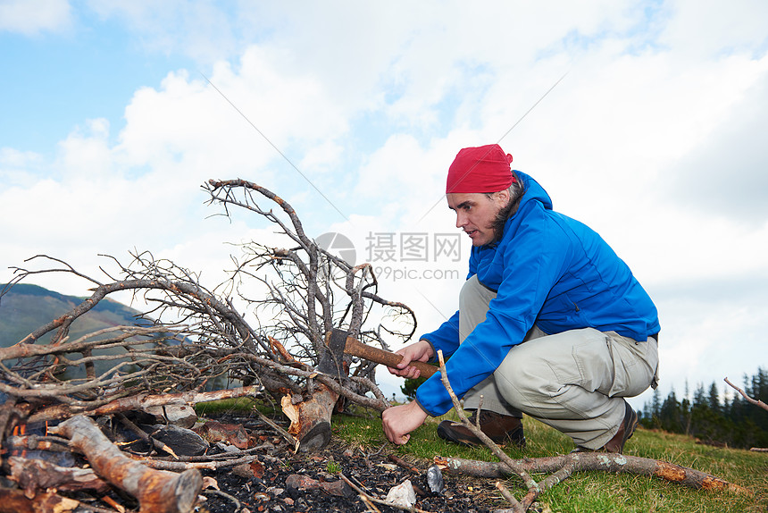 徒步旅行冒险,徒步旅行的人试图点燃火,收集树林火图片