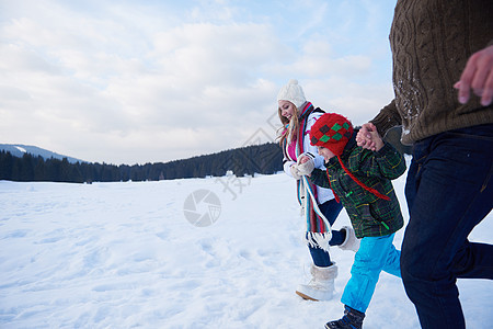 快乐的轻家庭清新的雪中玩耍,美丽的阳光明媚的冬日户外图片