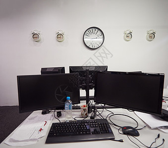 双监控屏幕笔记本电脑现代办公室室内,启动公司软件开发技术图片