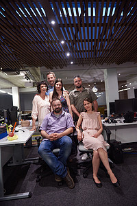 现代办公室室内轻成功的创业商业队的肖像图片
