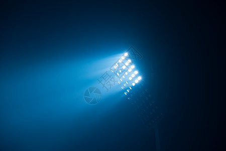 足球场灯光反射黑色背景图片