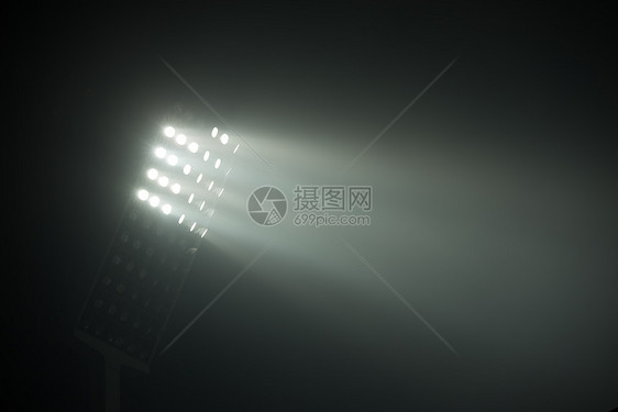 足球场灯光反射黑色背景图片