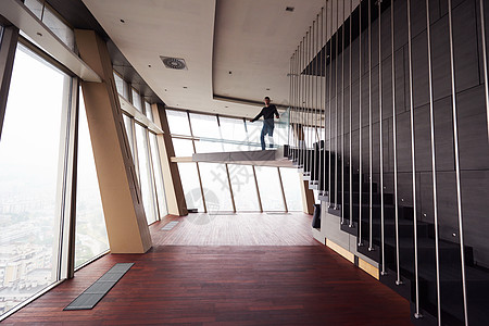 空顶楼,现代明亮的复式办公公寓内部楼梯大窗户图片
