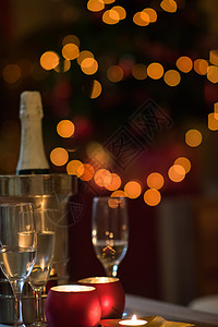 香槟眼镜家里,诞树背景,蜡烛新装饰图片