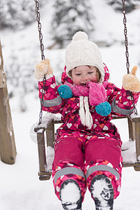 冬天,孩子们公园里玩雪,可爱的小女孩摆玩耍图片
